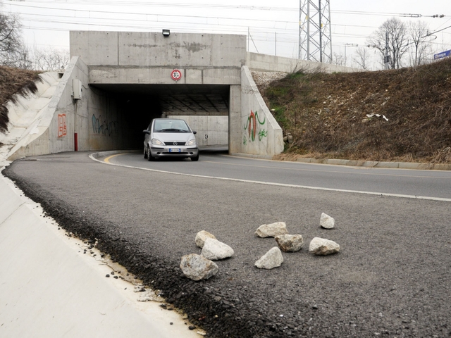 Sassi dal ponte sulle macchineI giochi pericolosi di Cesano