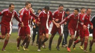 Calcio, il Monza vince nella pioggia immagine