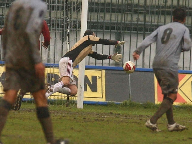 Calcio, il Monza vince nella pioggia immagine