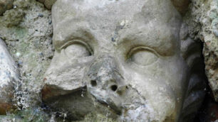 Monza, era in un muro del parcoLiberata la statua imprigionata
