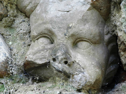 Monza, era in un muro del parcoLiberata la statua imprigionata