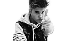 Paderno, il mercato del falsotarocca l’idolo pop Justin Bieber