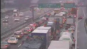 Incidente tra camion in autostradaLunghe code in direzione Brescia