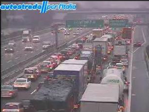 Incidente tra camion in autostradaLunghe code in direzione Brescia