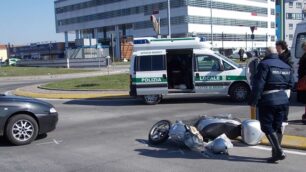 Desio, rotatoria cieca e pericolosaDonna travolta, frattura alla tibia