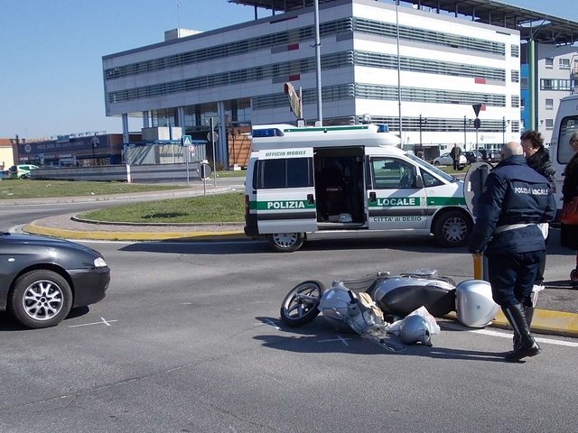 Desio, rotatoria cieca e pericolosaDonna travolta, frattura alla tibia