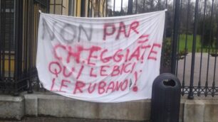 Arcore: «Qui rubano le biciclette»Lenzuolo-avviso in pieno centro