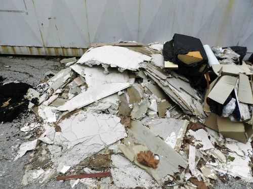 Monza, discarica in via AldinaAmianto e rifiuti a bordo strada
