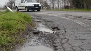 Troppe buche, chiude la stradaCornate senza soldi per sistemarla