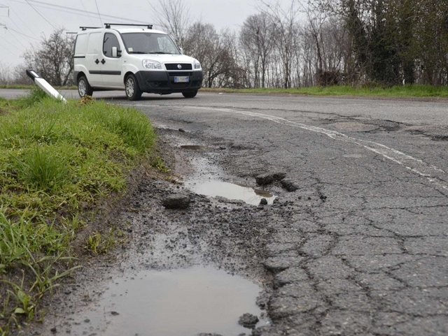 Troppe buche, chiude la stradaCornate senza soldi per sistemarla