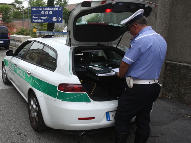 Monza, auto pirata contro motoUn ferito grave in via Toniolo