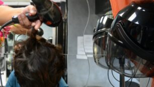 Paderno, taglia i capelli dai cinesiSenza contanti, presa in ostaggio