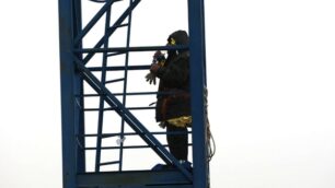 Operaio protesta ancora sulla gruLicenziato, chiede i suoi arretrati