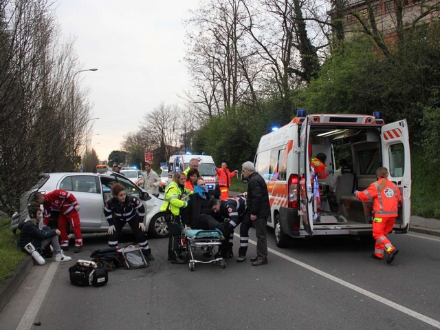 Seregno, sette persone feritenel frontale di via allo Stadio