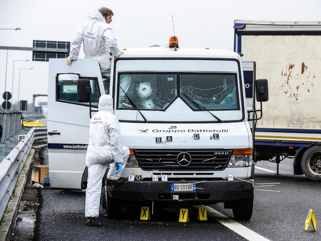 Rapina al portavalori sulla A9L’oro era partito da Paderno