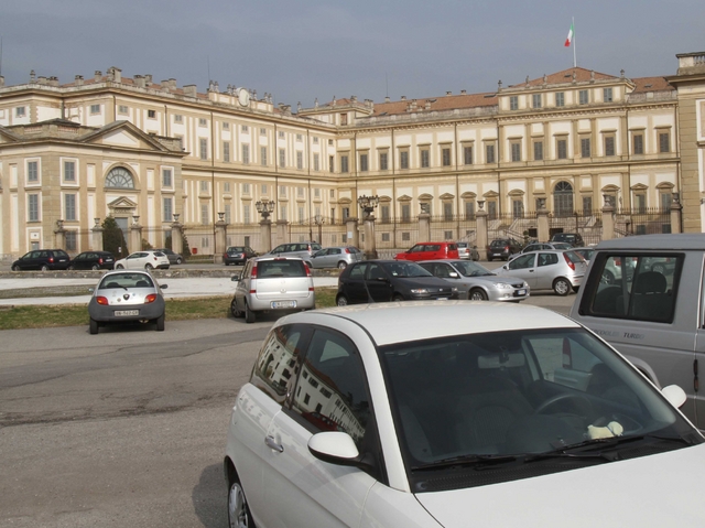 Monza: protesta a scuolaper il divieto di parcheggio