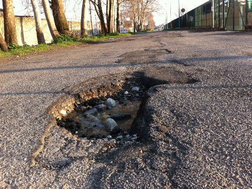 Monza, una buca da un metroL’incubo di ciclisti e motociclisti