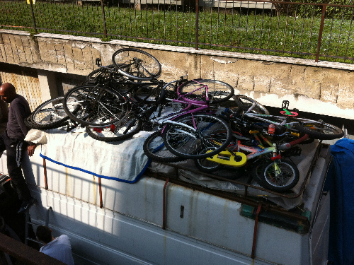 Monza decine di bici sul furgone«Solo rottami», in corso verifiche