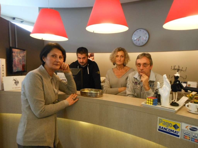 Commessi e clienti faccia a terraPaderno, rapina da 60mila euro