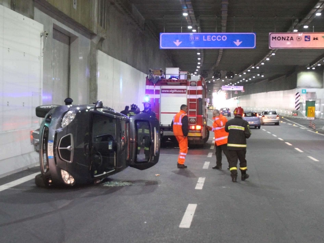 Monza, si ribalta nel nuovo tunnelFerita una giovane automobilista