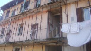 Limbiate, palazzina cade a pezziFamiglie rischiano l’inagibilità