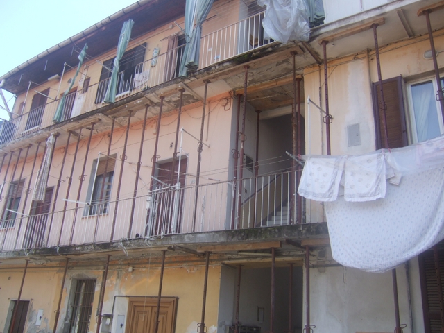 Limbiate, palazzina cade a pezziFamiglie rischiano l’inagibilità