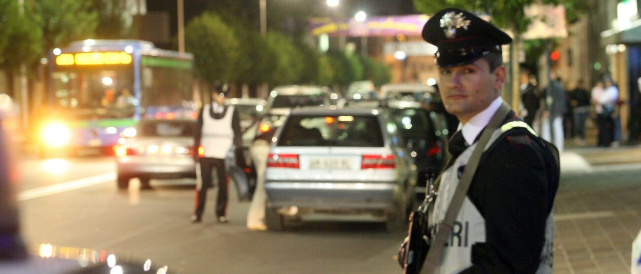 Cerca di sfuggire ai carabinieri:autoradio rubate nel bagagliaio