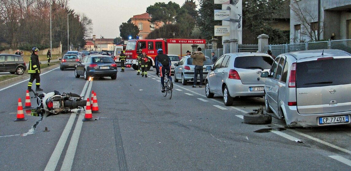 Carambola tra moto e tre autoGrave un 30enne di Cassago