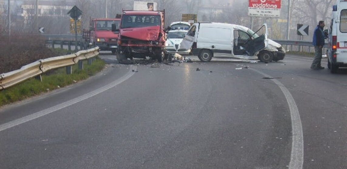 Incidente frontale a BergamoGrave elettricista di Tregasio