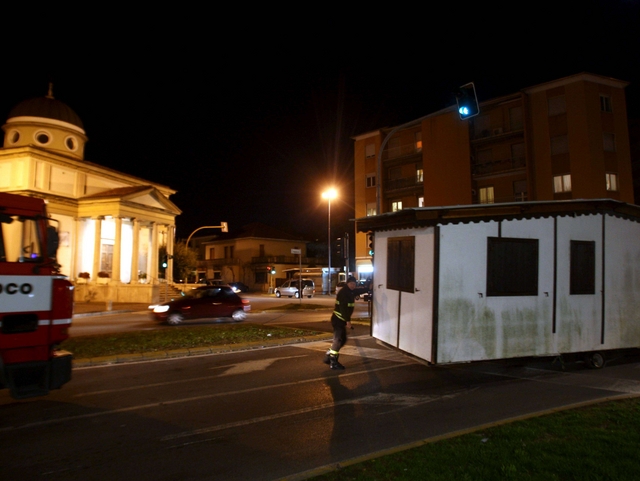 Si rompe il gancio di trainoCasa-mobile abbandonata in centro