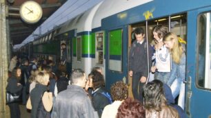 Fnm, altra giornata di passioneSi blocca treno a Seveso