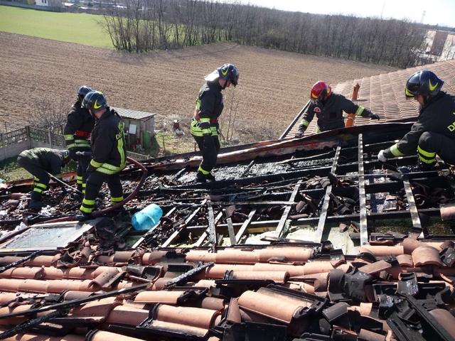 Prende fuoco il tetto di una casaDue carabinieri danno l’allarme