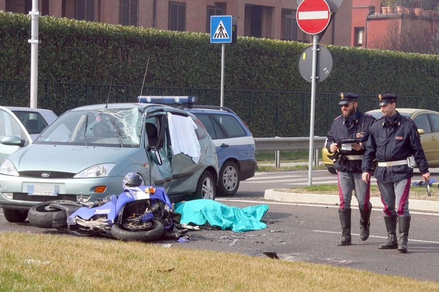 Viale Elvezia, salta sulla rotatoriaMorto un motociclista di Paderno