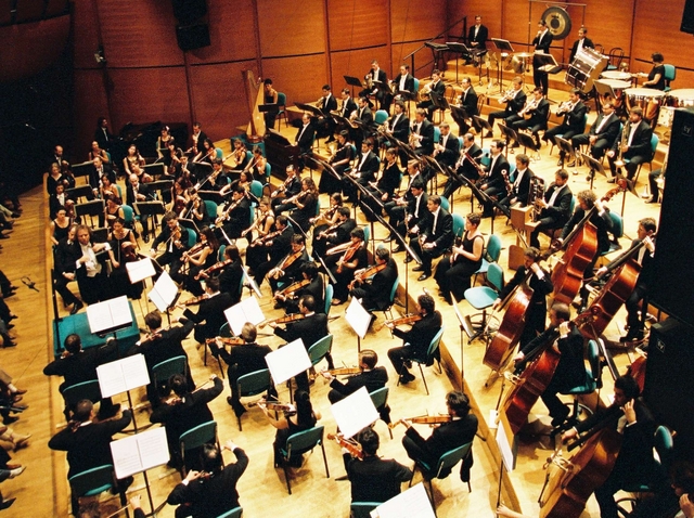 L’orchestra Verdi al Manzonicol pianista Robert Blocker