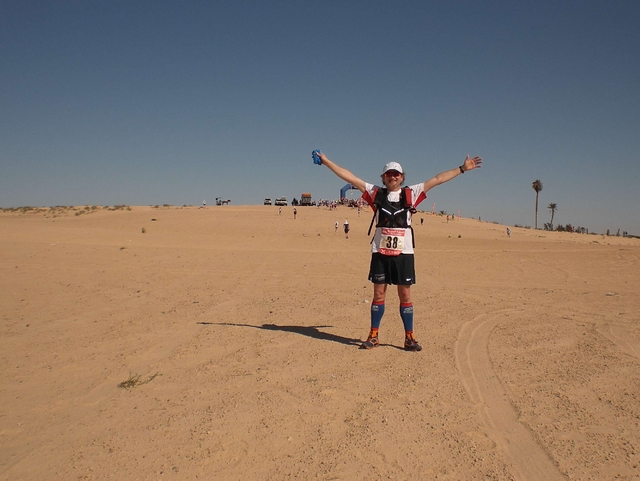 Marco Dassi da Triuggio al SaharaCento km di corsa nel deserto