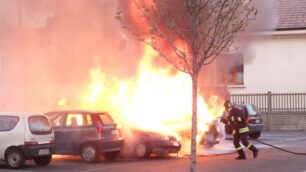 Limbiate, dà fuoco alle autopoi chiama proprietari: arrestato