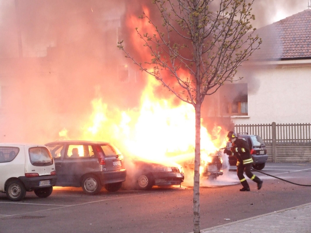 Limbiate, dà fuoco alle autopoi chiama proprietari: arrestato