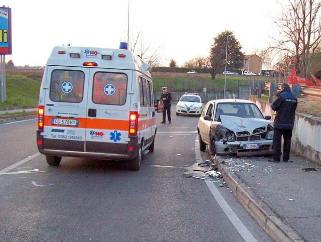 Seregno: via Nazioni Unite,scontro frontale, muore 57enne