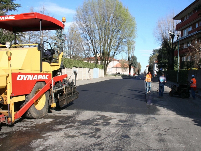 Seregno: si riasfalta via Parini,la circolazione piomba nel caos