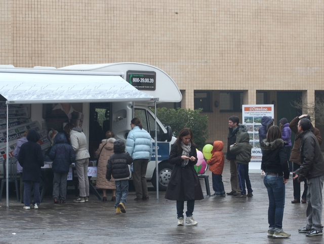 Picchia i vigili, va ai domiciliariPicchia la sorella e finisce dentro