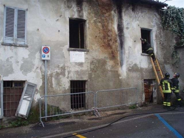 Edificio fatiscente in fiammeVi bivaccava qualche disperato?