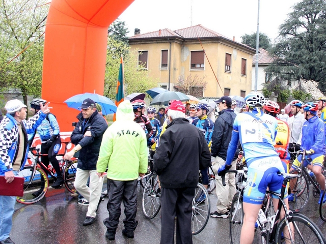 Desio, come a Pantani nel 1995ciclista in gara travolto da un’auto