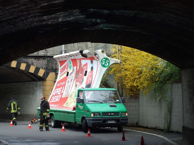 Furgone con "vela" troppo altarimane incastrato tra due ponti