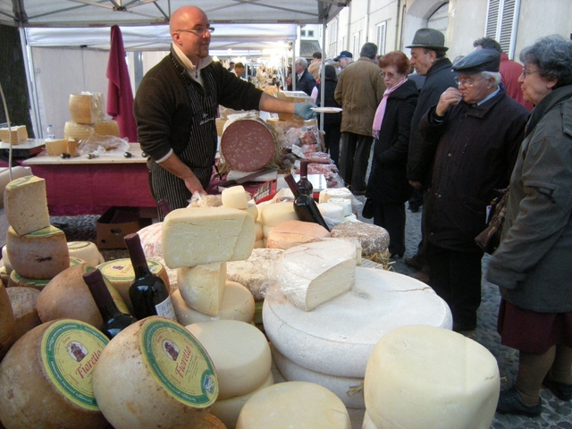 Mercatino dei sapori a CesanoLa scuola di cucina è in piazza