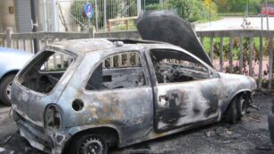 Fiamme vicino alla stazioneVaredo, auto distrutta dal rogo