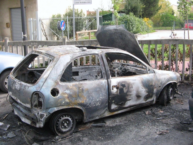 Fiamme vicino alla stazioneVaredo, auto distrutta dal rogo