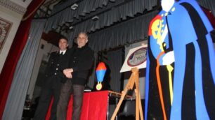 Lodola dona due creazioniai carabinieri del Tpc monzese