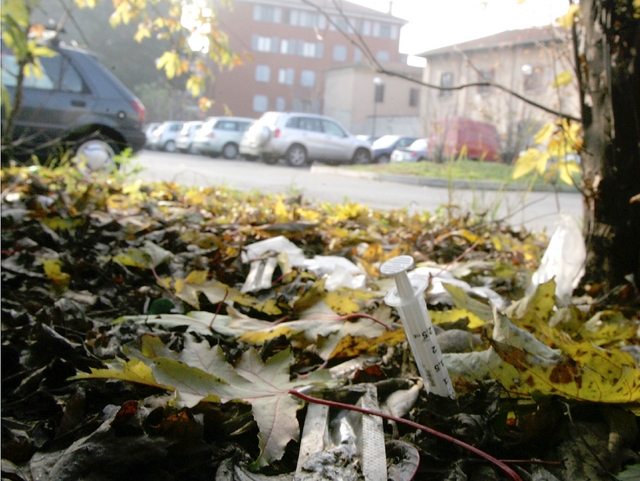 Monza, si punge con la siringalasciata dal ladro sulla sua auto