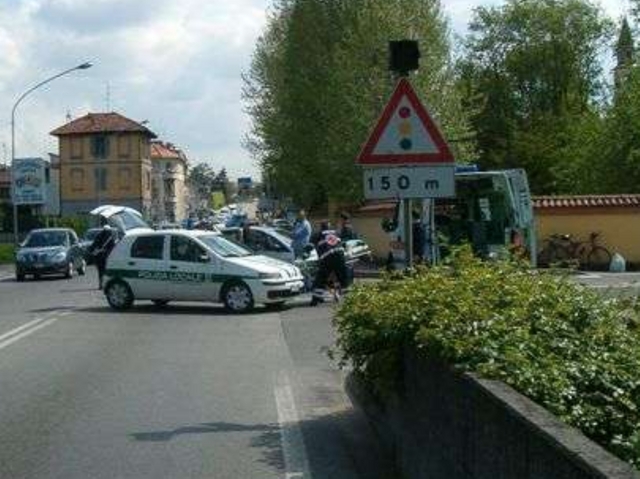 Auto contro bici in Saronno-MonzaAtterra anche l’elisoccorso