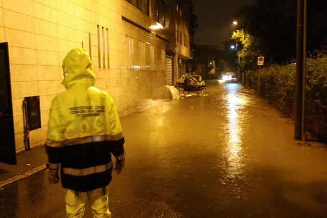 Monza, esonda il fiume LambroCittà paralizzata e disagi diffusi